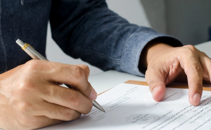 Man signing a will to avoid Rules of Intestacy.